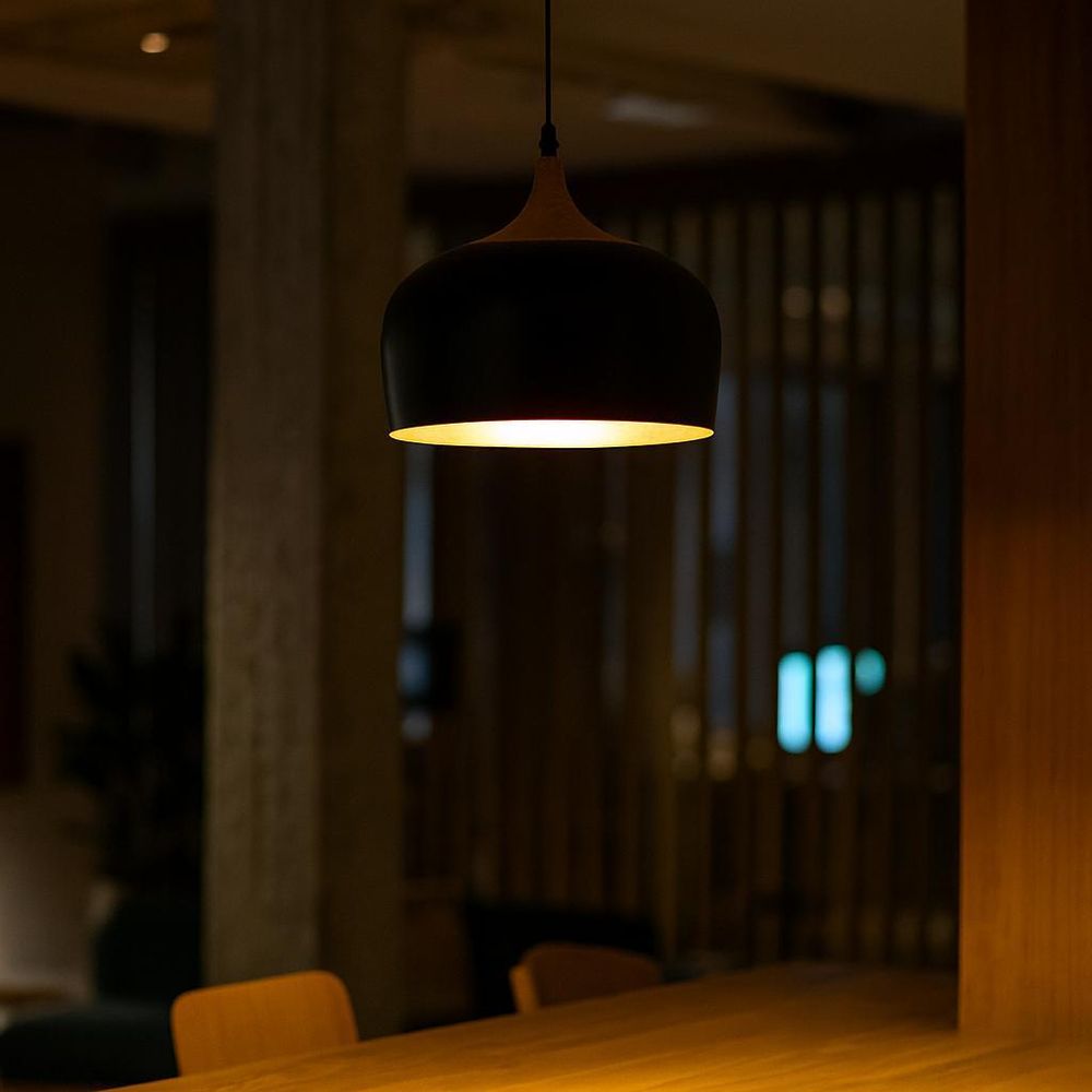 MasterLED Pendelleuchte Lumina Ø30cm Schwarz-Gold E27 – Hängelampe mit Holzdekor für Küche, Esstisch & Wohnzimmer