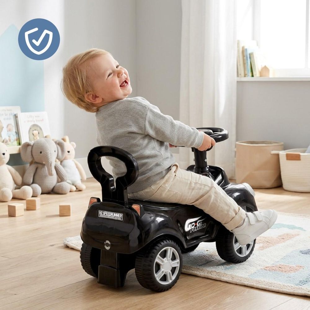 Kind lehnt sich entspannt am hohen Rückenteil des Rutschautos zurück.