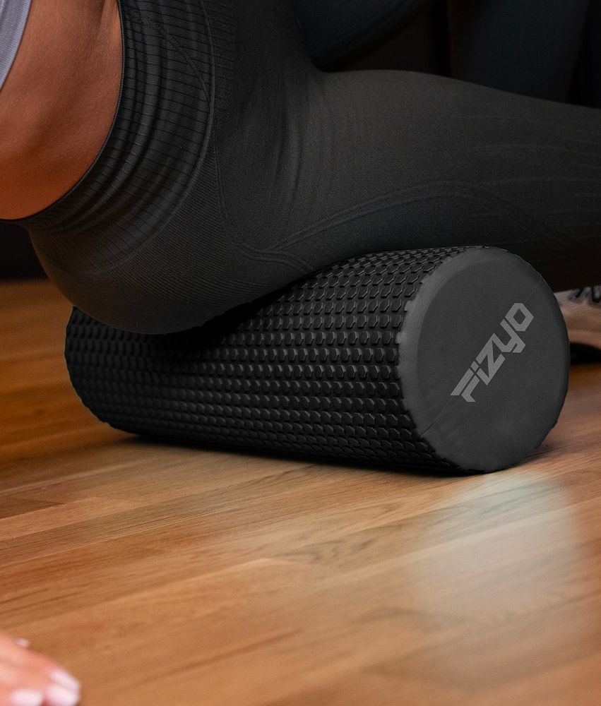 Trening Fitness z wałkiem do masażu z wypustkami 45x15 cm FIZYO — osoba wykonuje ćwiczenia
