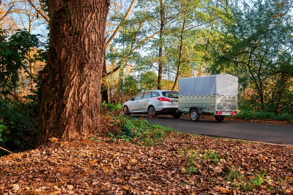 PKW-Anhänger 230x125 UNITRAILER GARDEN 230 KIPP mit Zusatzbordwändenund grauer Hochplane 80 cm