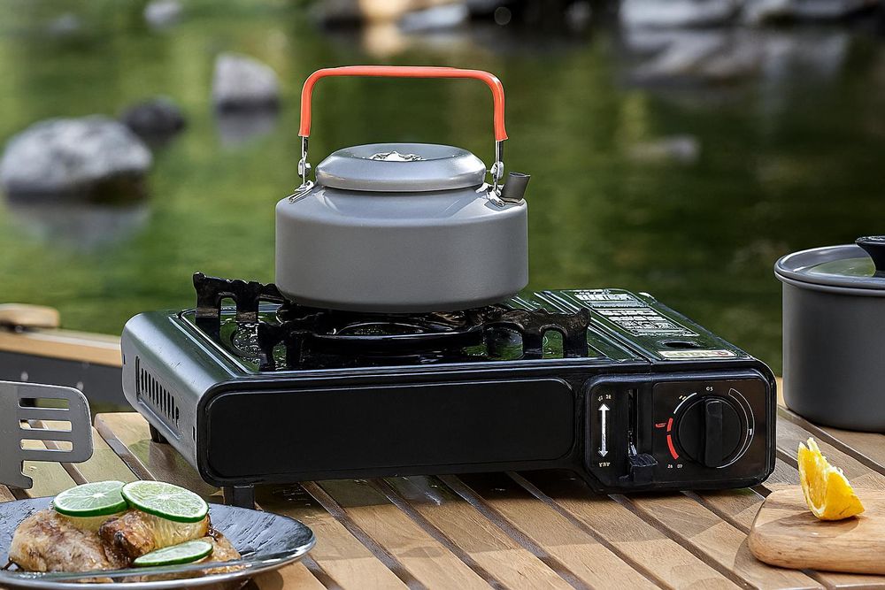 Campingkocher 2in1 Gas 2500W | Tragbarer Gaskocher mit Piezozündung, für Kartusche & Gasflasche | Outdoor Kocher inkl. Koffer & Windschutz
