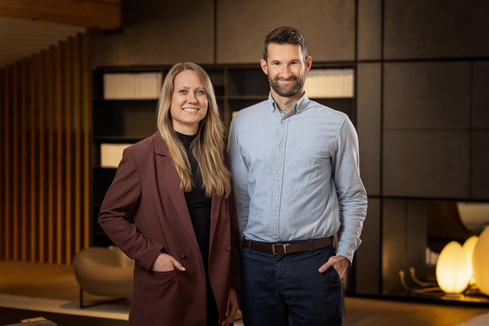 Das Bild zeigt eine Frau und einen Mann nebeneinander, das sind die zwei Jr CEOs von NATURABIOMAT.