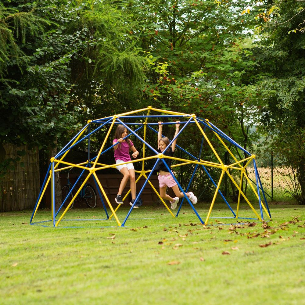 Aktives Spielen im Garten