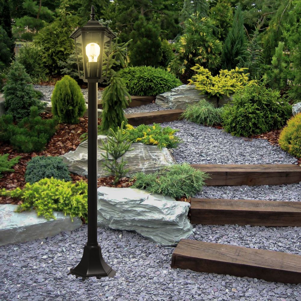 Schwarze, stabile und formschöne Gartenlampe 100 cm beleuchtet Weg.