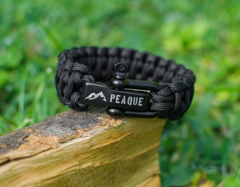 Das Bild zeigt ein Paracord-Armban mit Edelstahlverschluss.