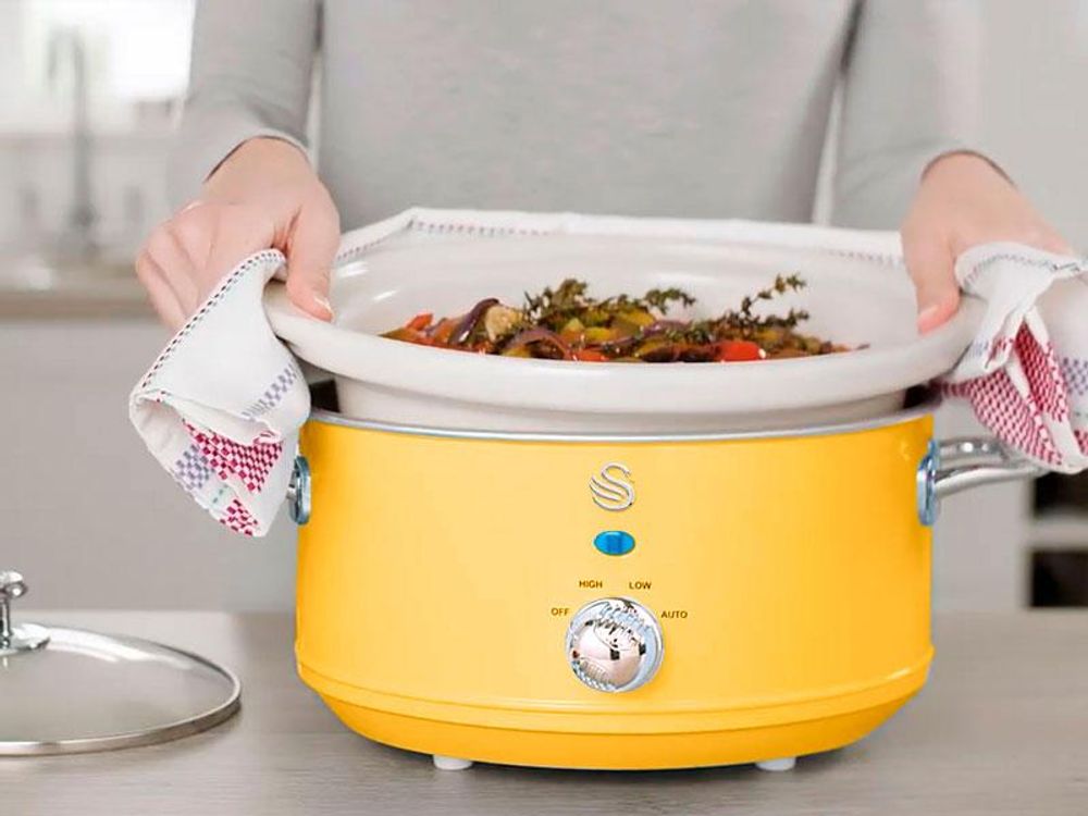 SWAN SF17031YELNEU Retro Slow Cooker 6,5L, Antihaft-Keramisches PFOA- und PTFE-freies, Vintage Gelb