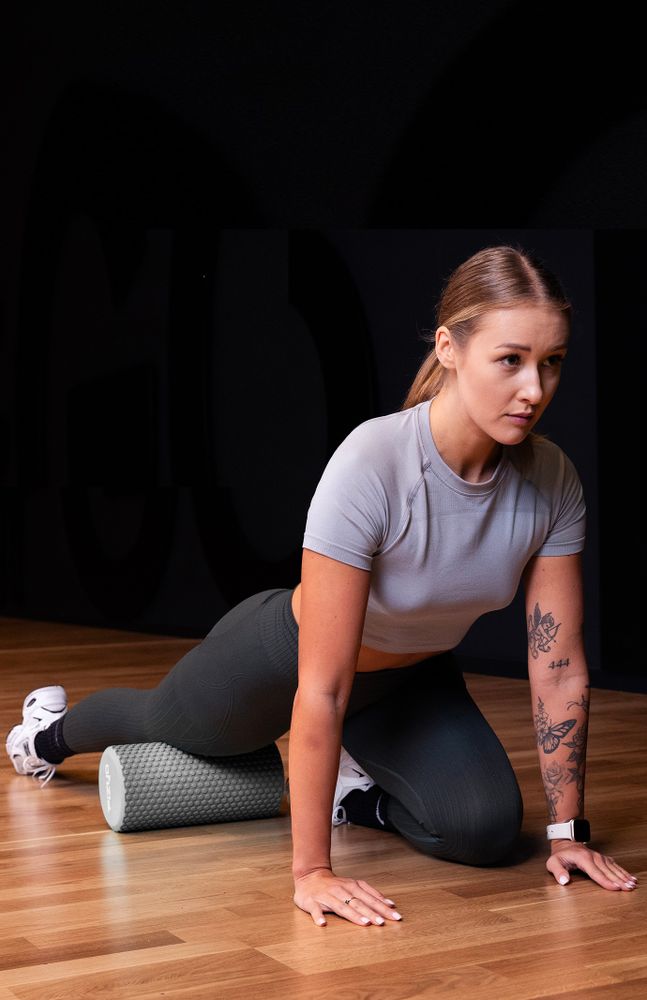 Fitness-Training mit der FIZYO-Massagerolle mit Noppen (30x15 cm) – eine Person führt Übungen durch