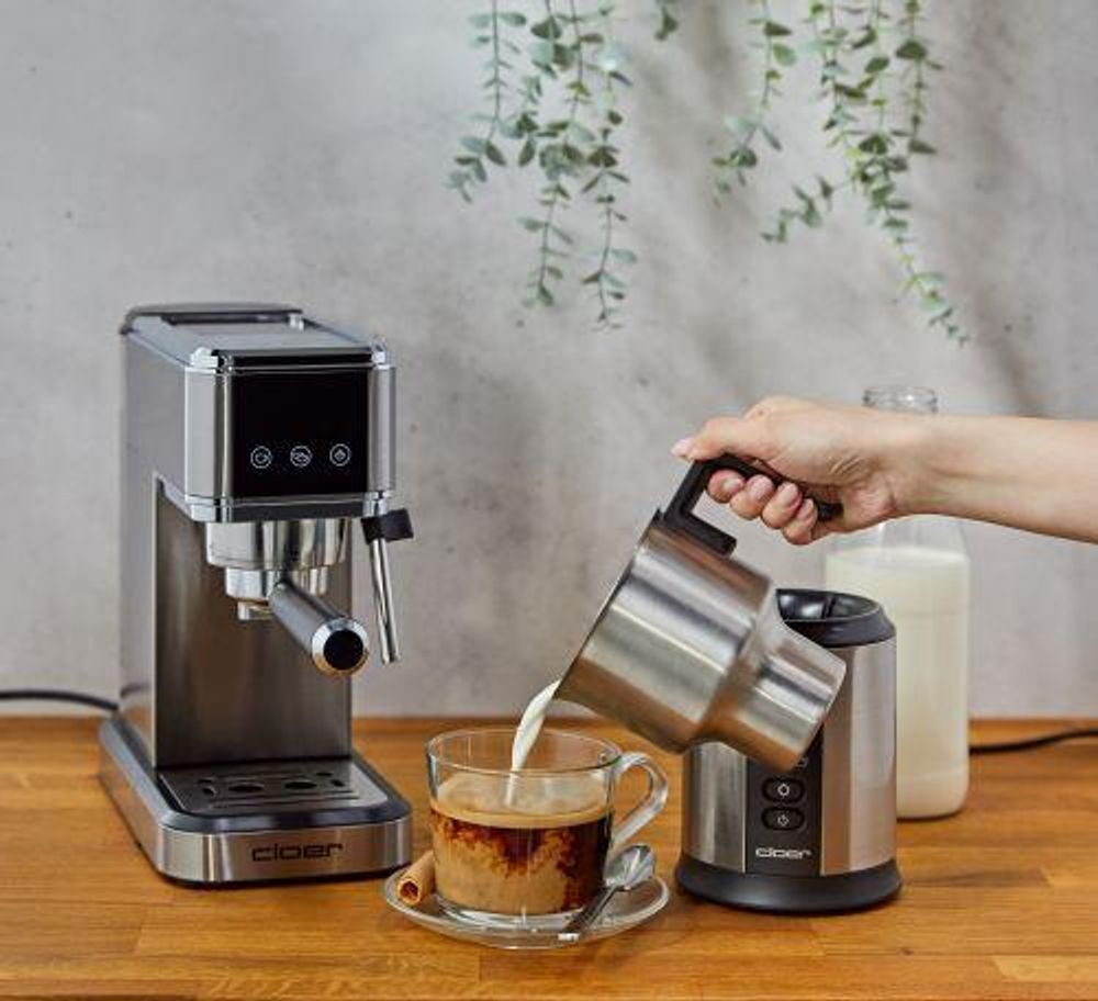 Im Milchkaffee Modus erzeugt der Cloer-7789 viel heiße Milch und etwas weniger Milchschaum.