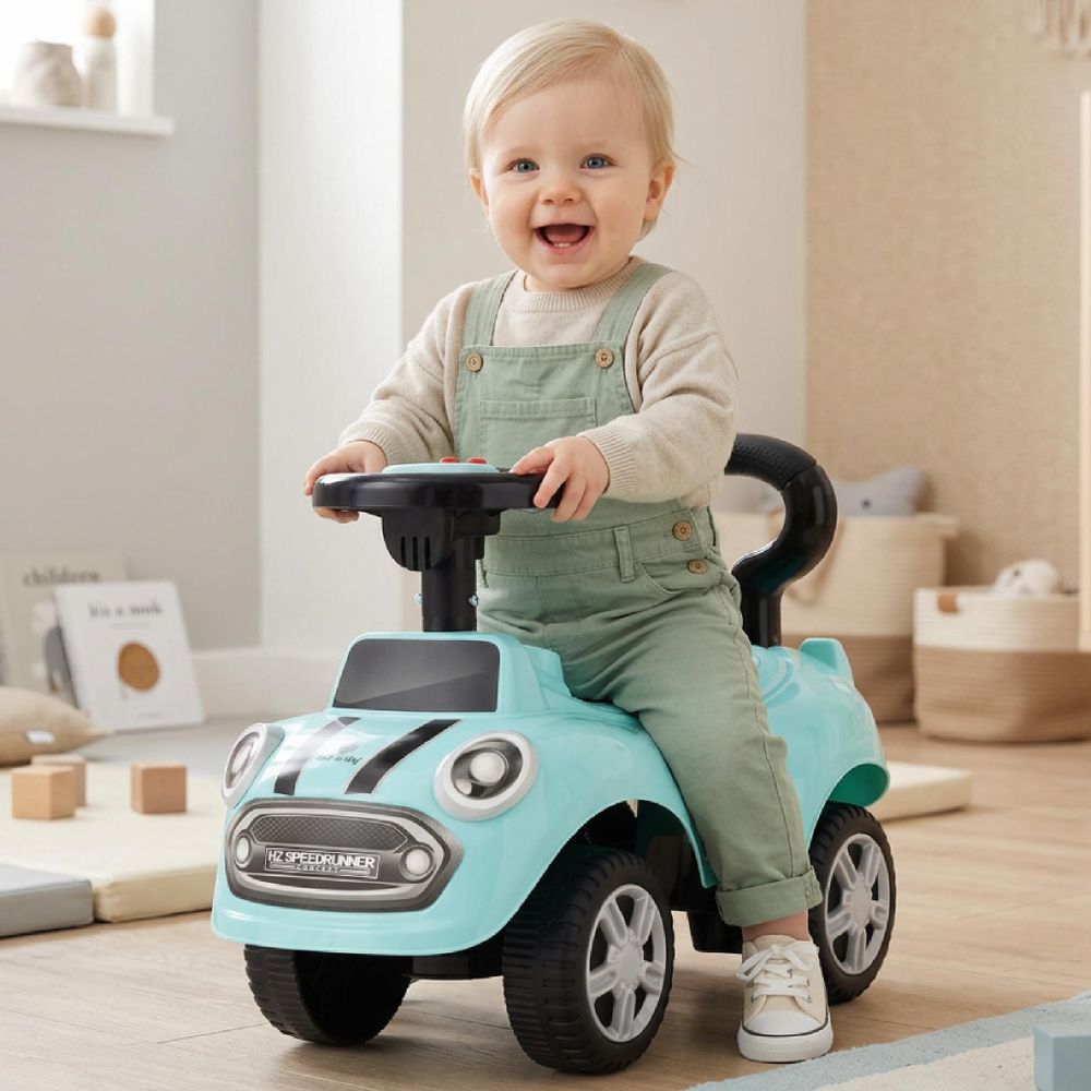 Kind zit lachend op de mintkleurige Sun Baby loopauto in de woonkamer.