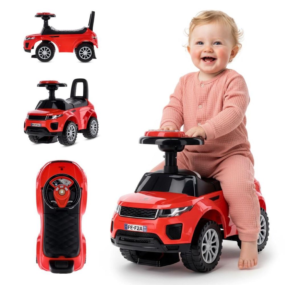 Dieťa sedí na červenom odrážadle SUN BABY a usmieva sa