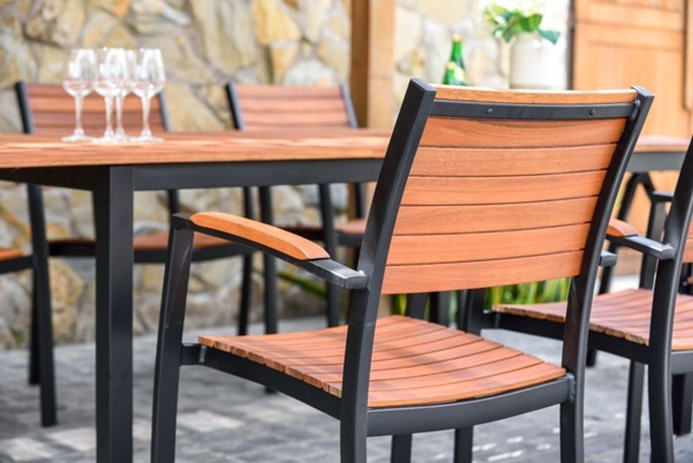 FLAMINGO Stapelstuhl mit ergonomisch geformter Sitzfläche und Rückenlehne, wetterfest