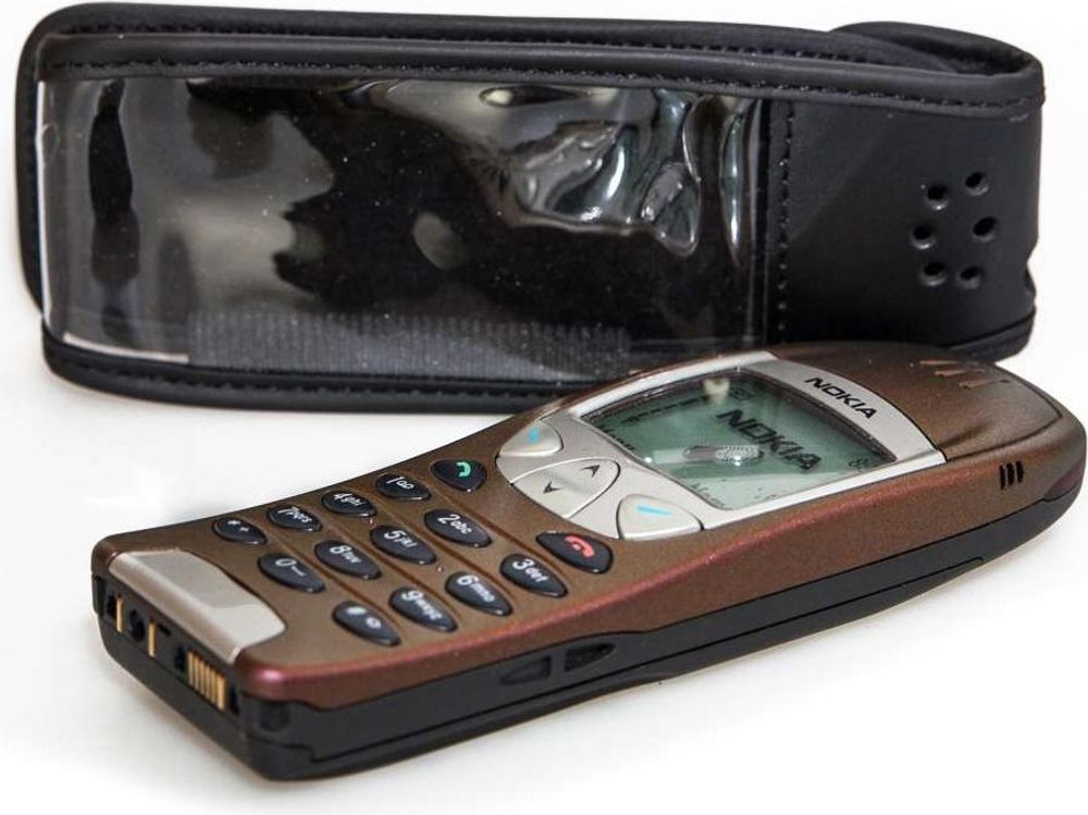caseroxx Ledertasche mit Gürtelclip kompatibel mit Nokia 6210 6310 6310i aus Echtleder, Tasche mit Gürtelclip und Sichtfenster