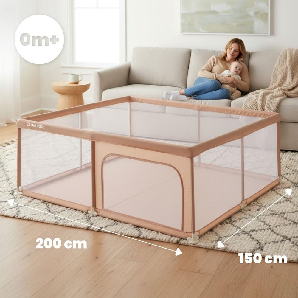 Ohrádka Sun Baby v obývačke s rozmermi 150x200 cm, matka s dieťaťom v pozadí.