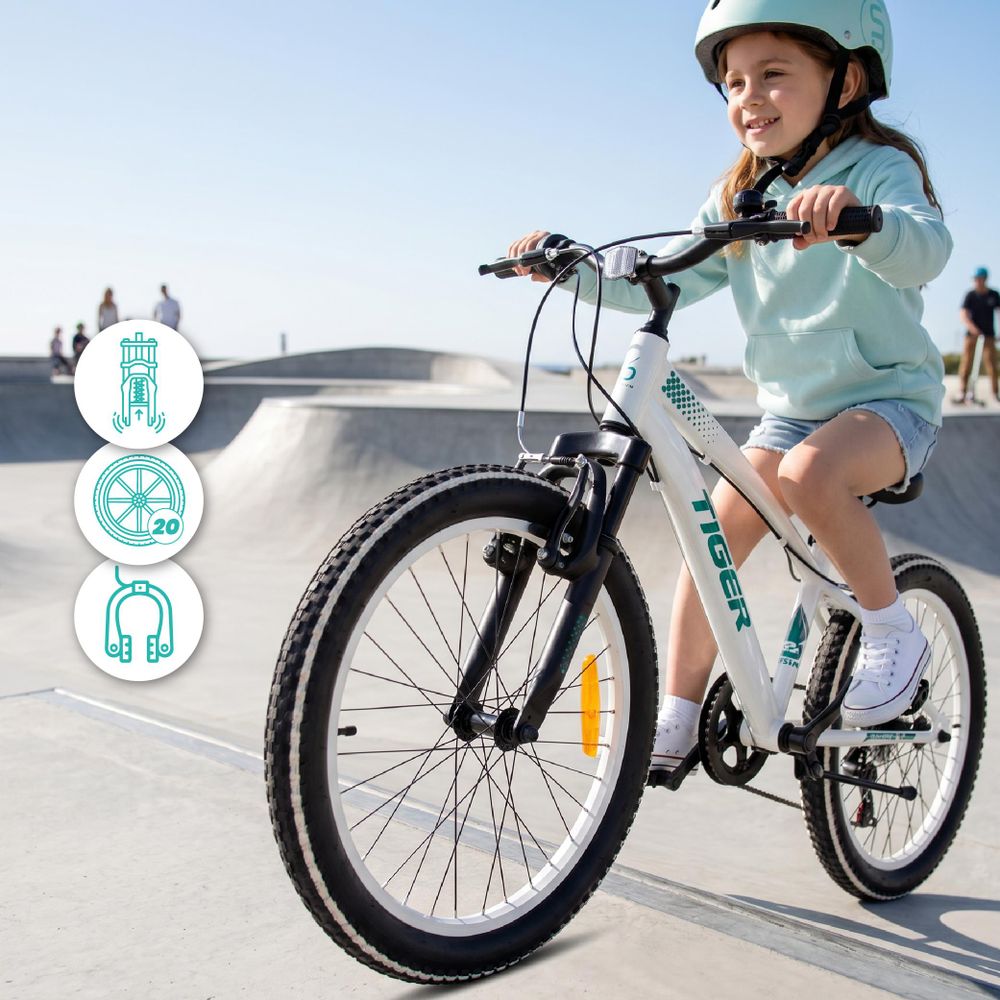 Niña montando la bicicleta SUN BABY Tiger Bike en un parque de patinaje.