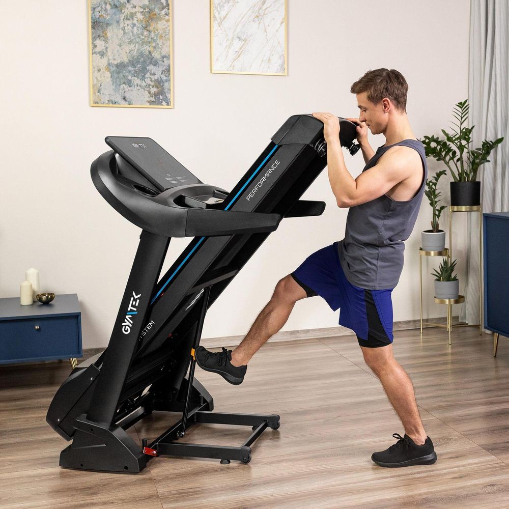 Mann geht entspannt auf einem schwarzen GYMTEK Laufband in einem hellen Raum