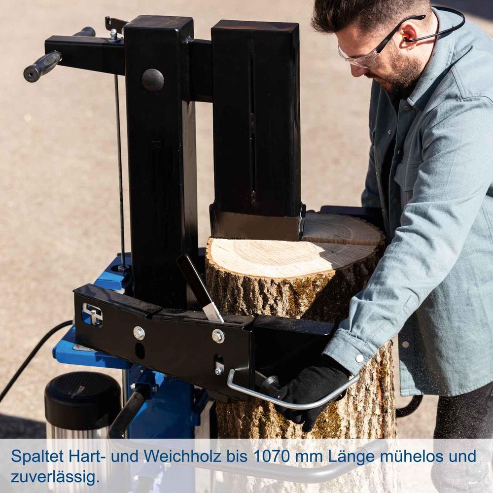 Das Bild zeigt einen Mann, der Holz mit dem Holzspalter Compact 15t von Scheppach spaltet.