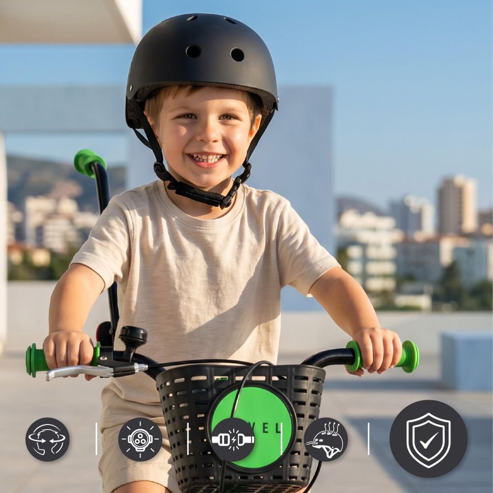 Kind mit Helm fährt fröhlich Fahrrad, Stadt im Hintergrund.