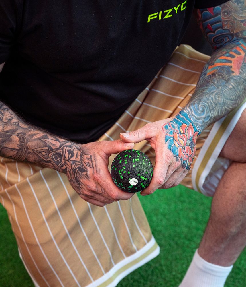 Person beim Training mit dem FIZYO 8 cm Massageball