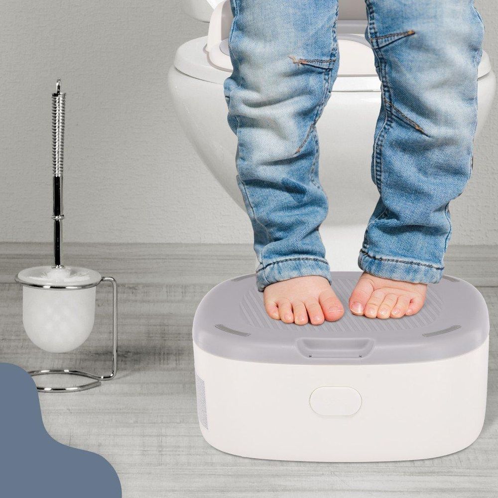 Kind steht barfuß auf dem Sun Baby Tritthocker vor der Toilette