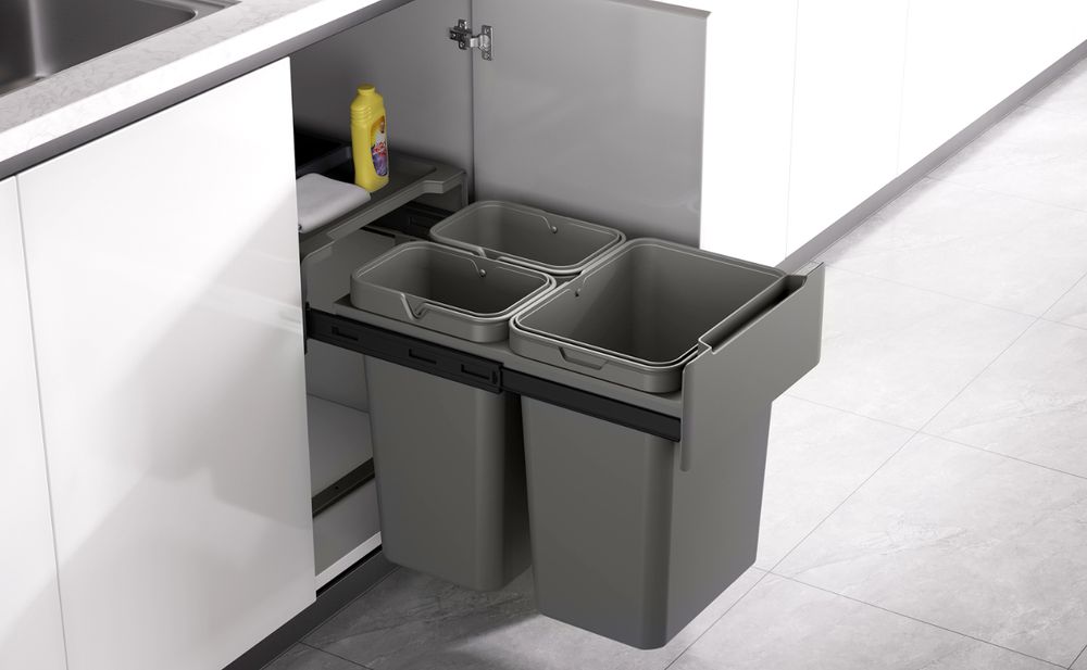 Das Bild zeigt einen herausgezogenen Einbaumülleimer im Küchenunterschrank.