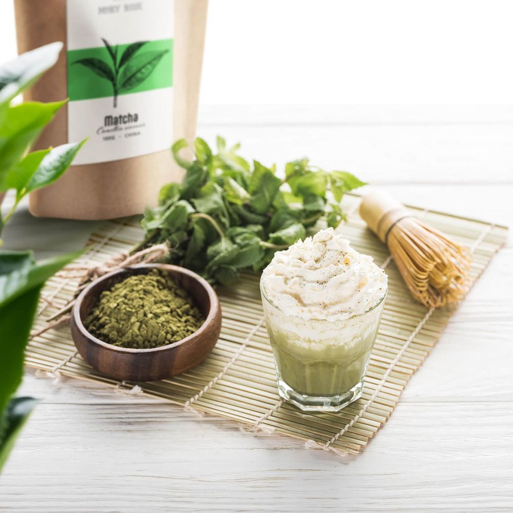 Mary Rose - Matcha Tee Set 100g - Pulver Grüner Tee - Keramik Grün Higashi Matchawan Schale 500ml, Kusenaoshi Besenhalter - Bambus Chasen Besen