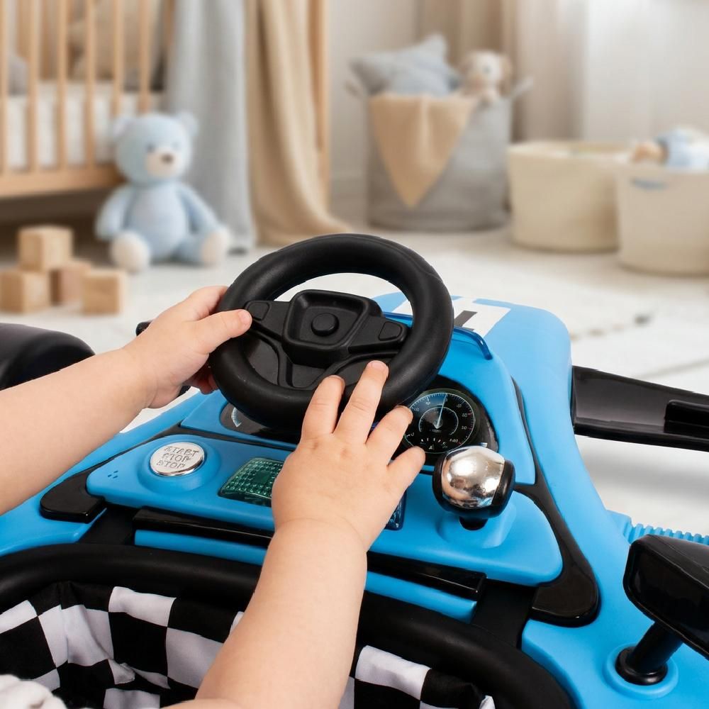Mani di bambino che giocano con il volante e il pannello del girello Formula 1 1 1 1 1