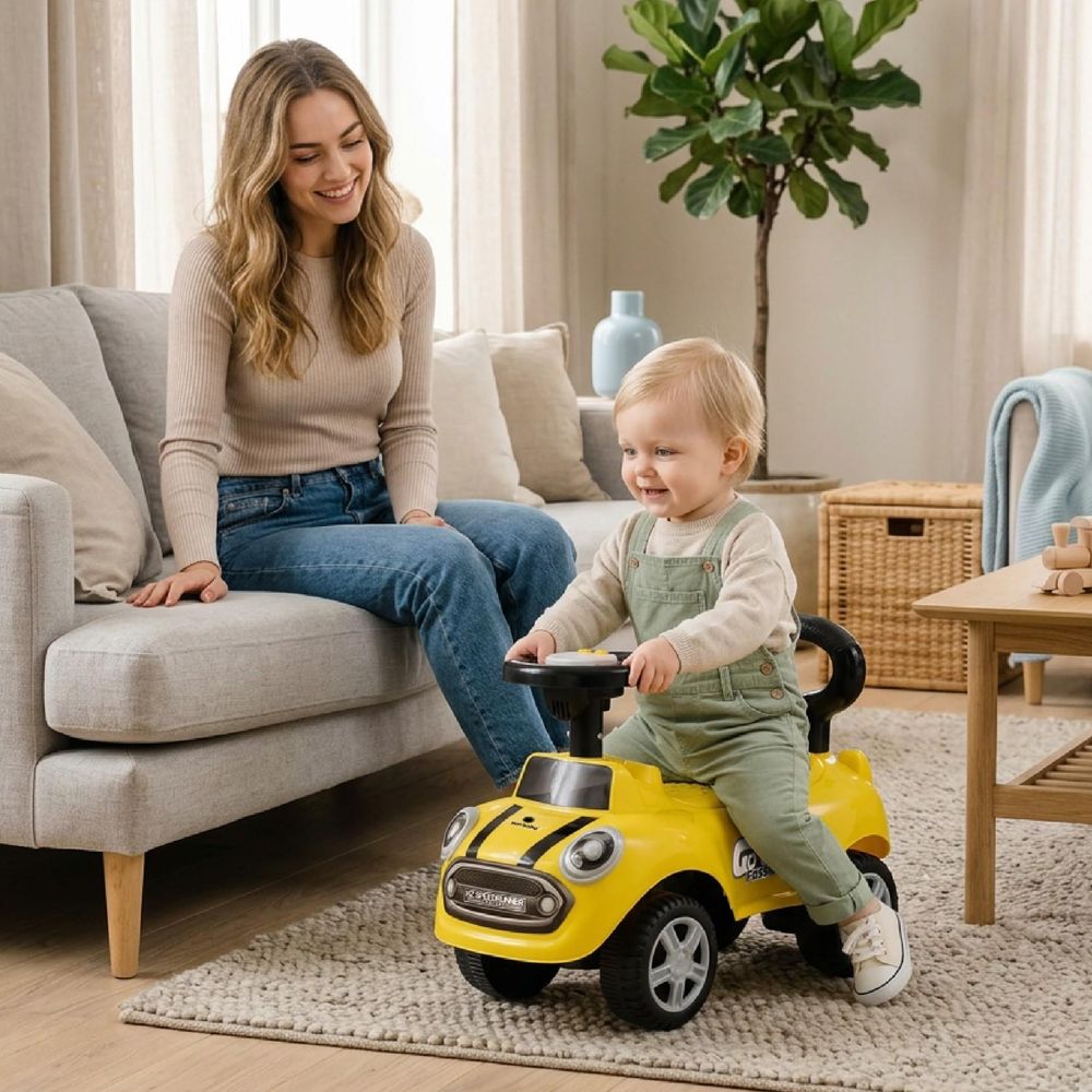 Kind fährt auf dem Rutschauto im Wohnzimmer, Mutter schaut zu