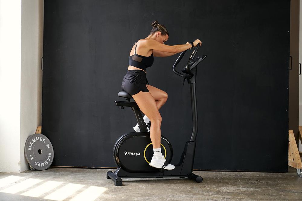 Ergonimischer Sattel und ein tiefer Einstieg erleichtern dein Workout auf dem FitLogic Cardio X2
