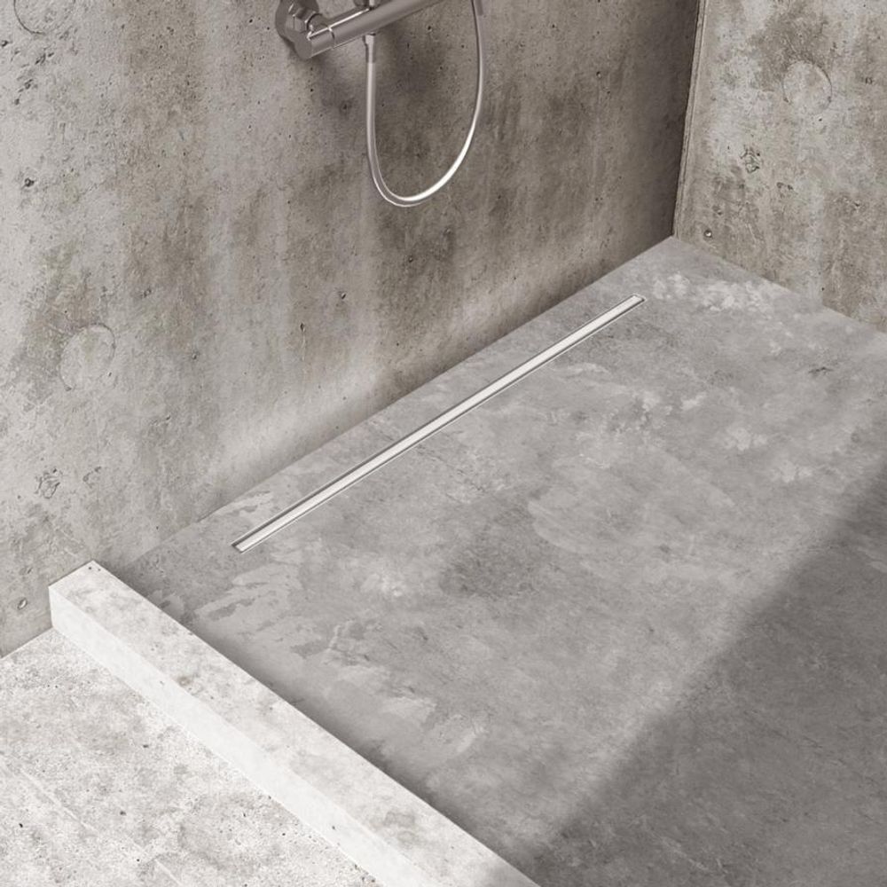 Bodenebene Duschrinne in einer Walk-in-Dusche, minimalistische Gestaltung mit Betonoptik