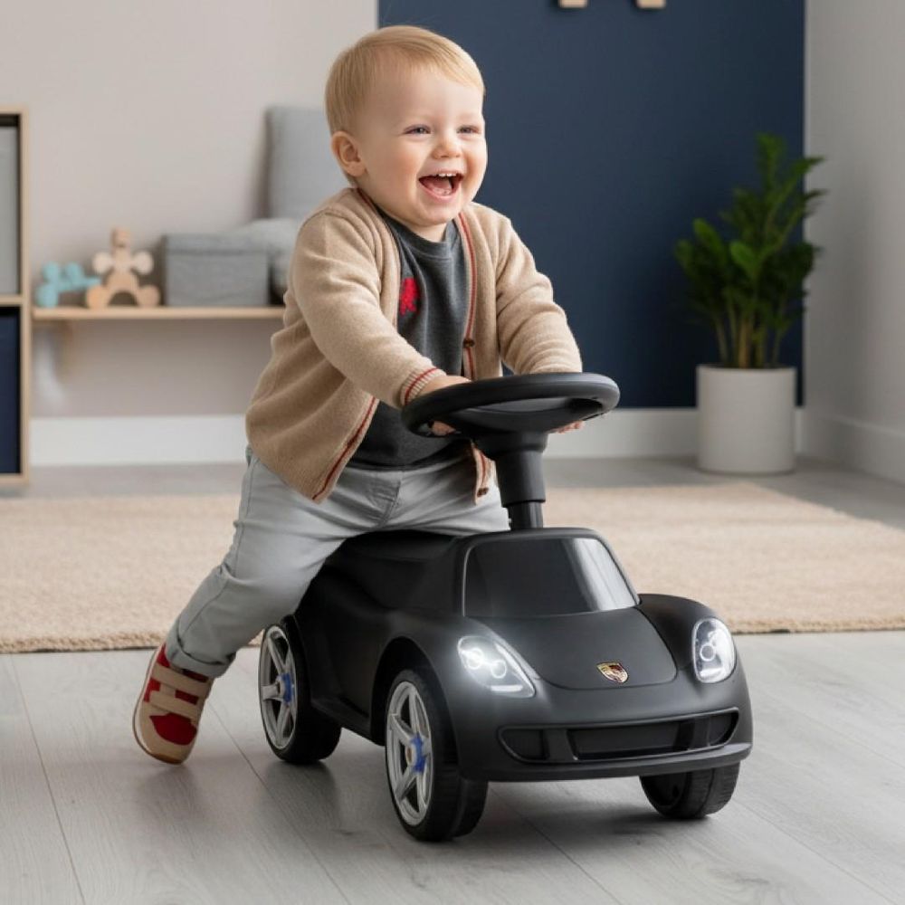 Enfant montant facilement sur le porteur SUN BABY noir.