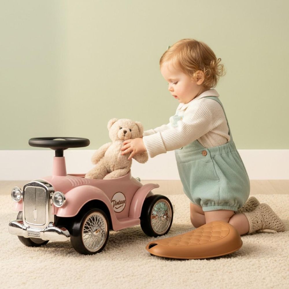 Niña colocando un peluche en el compartimento bajo el asiento del correpasillos.