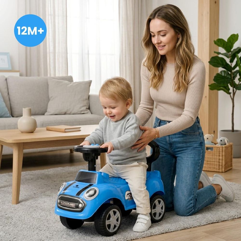 Mutter und Kind spielen mit dem Rutschauto im Wohnzimmer