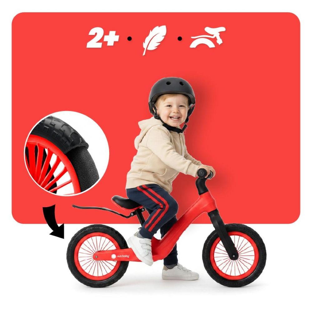 Detail kola z EVA pěny a dítě na odrážedle Sun Baby Sport, grafika 2+ a pírko.