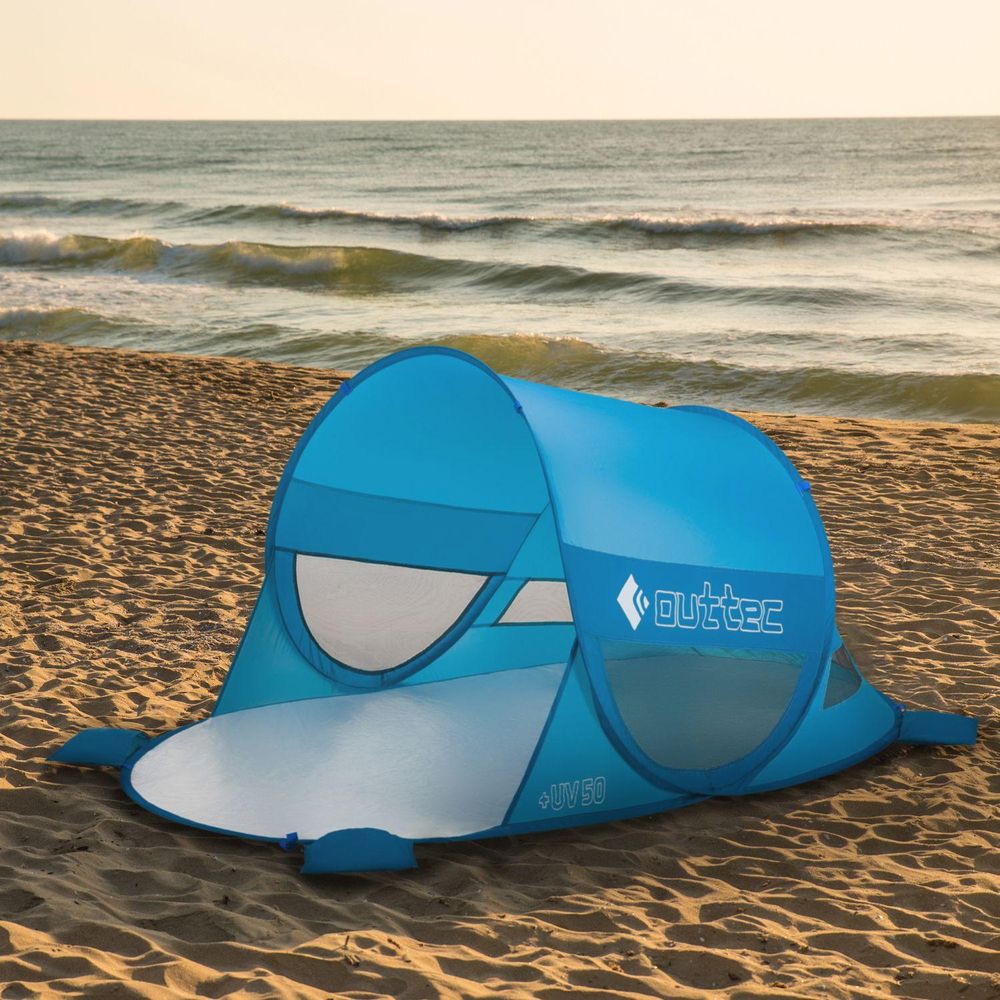 Outtec Strandmuschel UV50 auf sandigem Strand bei Sonnenuntergang