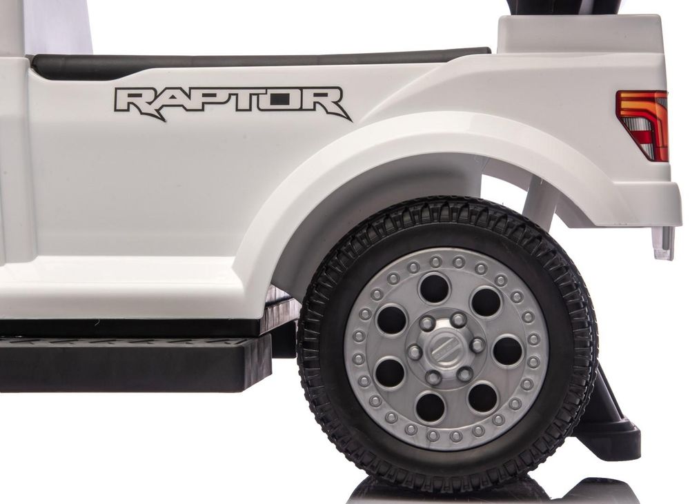 Detalle de la rueda trasera y logotipo Raptor en el lateral del correpasillos