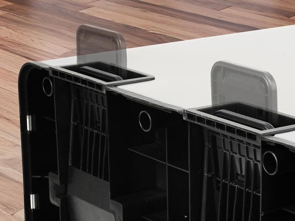 Detailaufnahme der einfahrbaren Fußpedale des Mülleimers