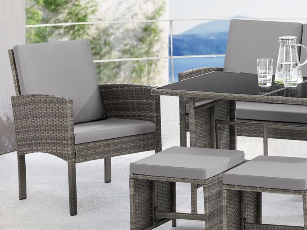 Sessel, Hocker, Tisch, dahinter die Sitzbank des Gartenmöbelsets DENVER.