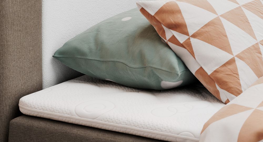 Gepolstertes Bett mit Topper