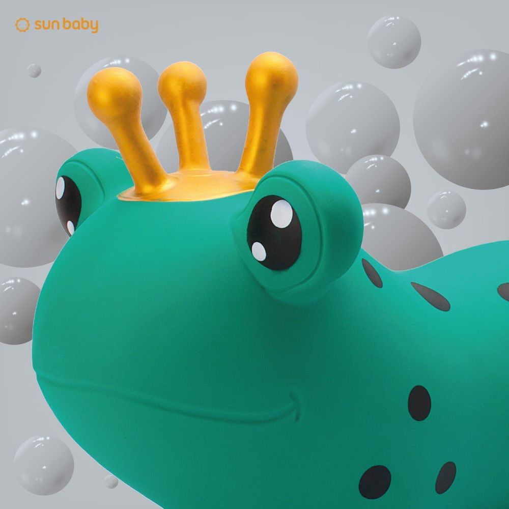 Detailansicht des Frosch-Hüpftiers mit großen Augen und Krone
