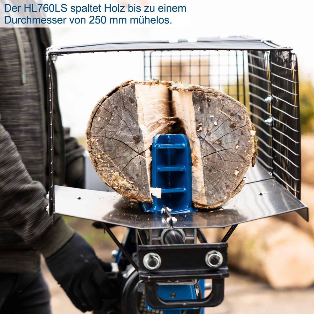 Das Bild zeigt einen Mann bei der Arbeit mit dem Holzspalter.