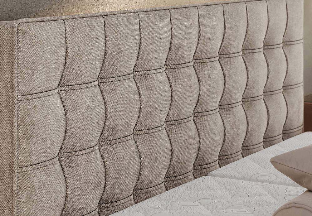 Vergrößern Sie das Kopfteil des Boxspringbettes, das Foto zeigt beige Stoff