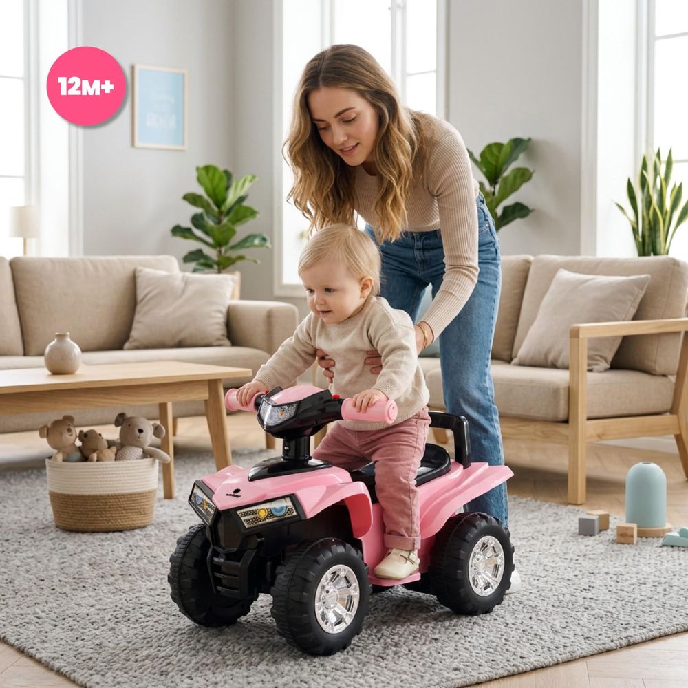 Bambino su cavalcabile rosa con mamma in salotto