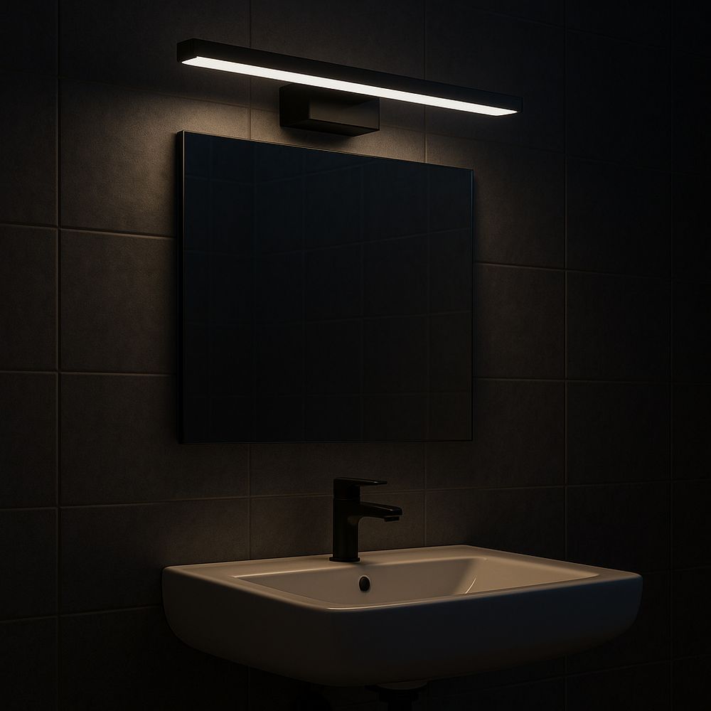 Moderne schwarze LED-Lampe über dem Spiegel im Badezimmer in der Dämmerung.