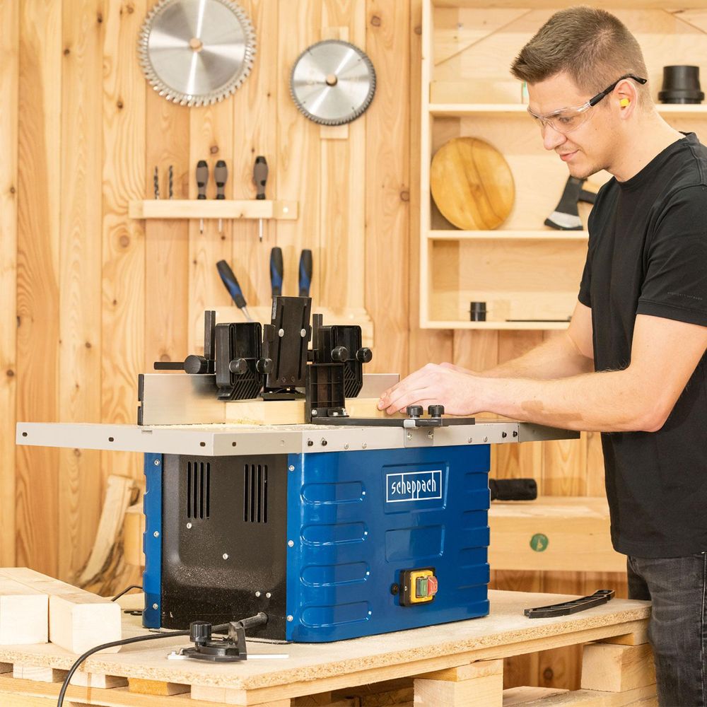 Das Bild zeigt eine Person bei der Arbeit mit der Holzfräse.