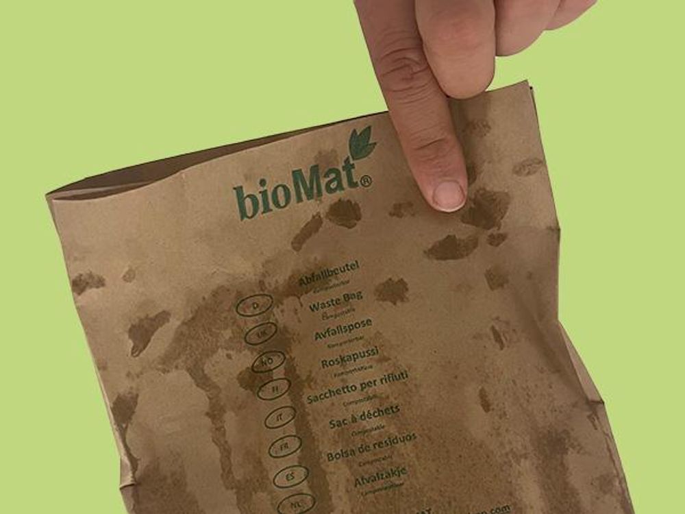 Zeigt einen nassen bioMat Papierbeutel.
