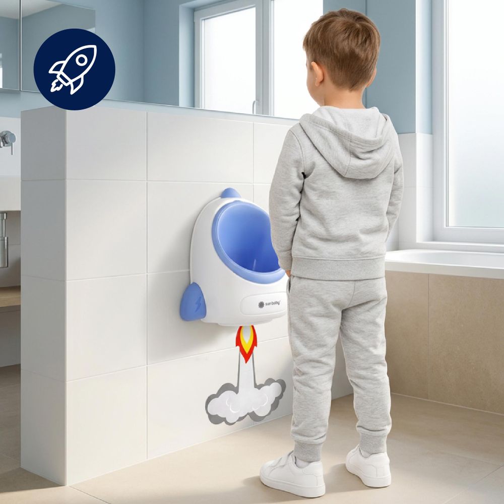 Bambino che utilizza il vasino a parete con motivo razzo.