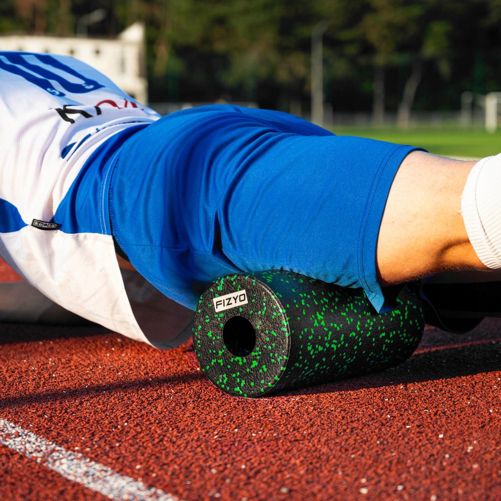 Training mit der FIZYO Massagerolle – Person führt Entspannungs- und Kräftigungsübungen durch.