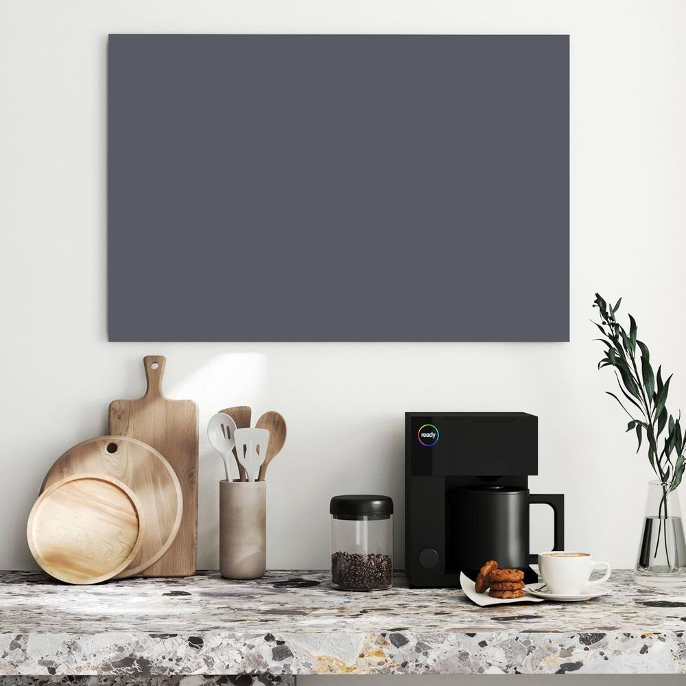Metall-Magnettafel Dunkelgrauer Hintergrund über einer Küchenarbeitsplatte