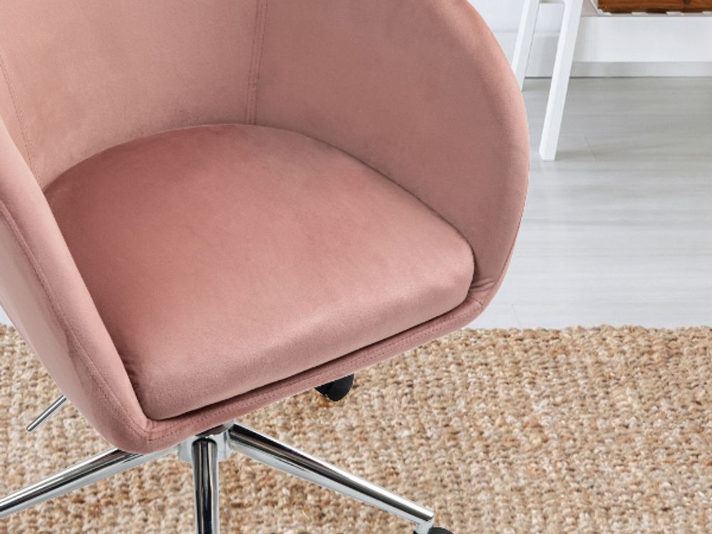 Rosa Bürostuhl mit gepolstertem Sitz und Rückenlehne, auf einem Teppich aus Naturfasern