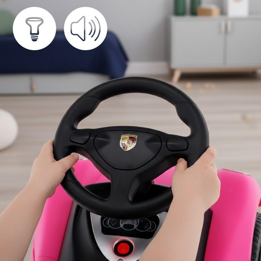 Kinderhände am Lenkrad mit Symbolen für Licht und Sound